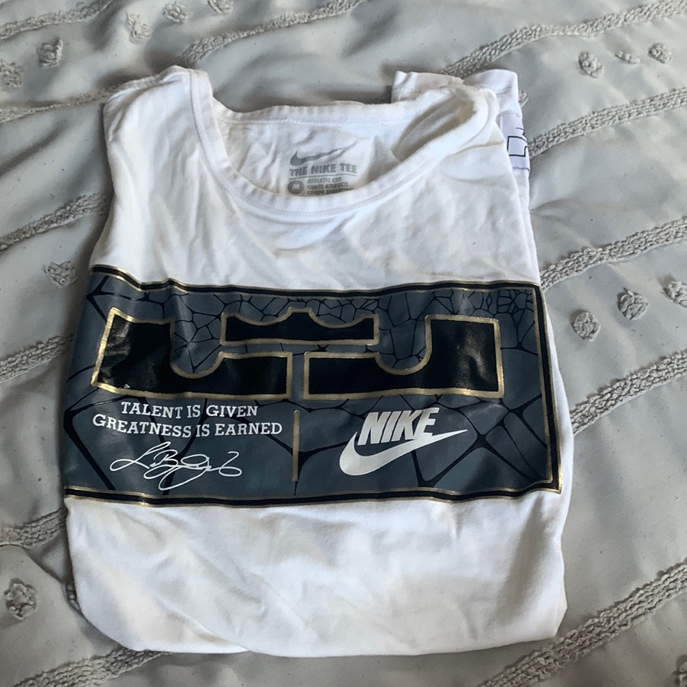 while nike t-shirt